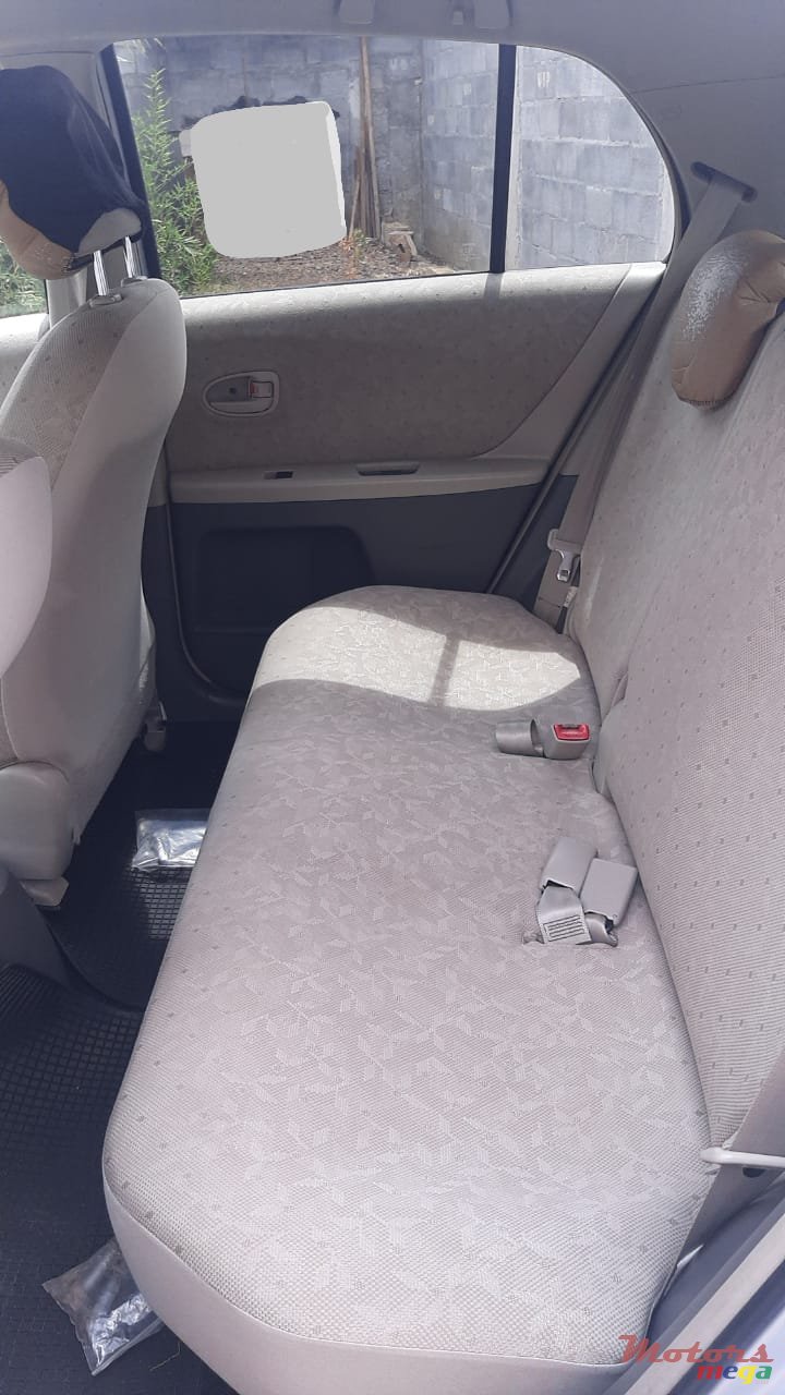 2009' Toyota Vitz photo #4