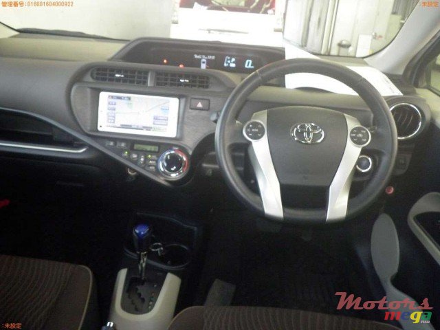 2013' Toyota Prius photo #5