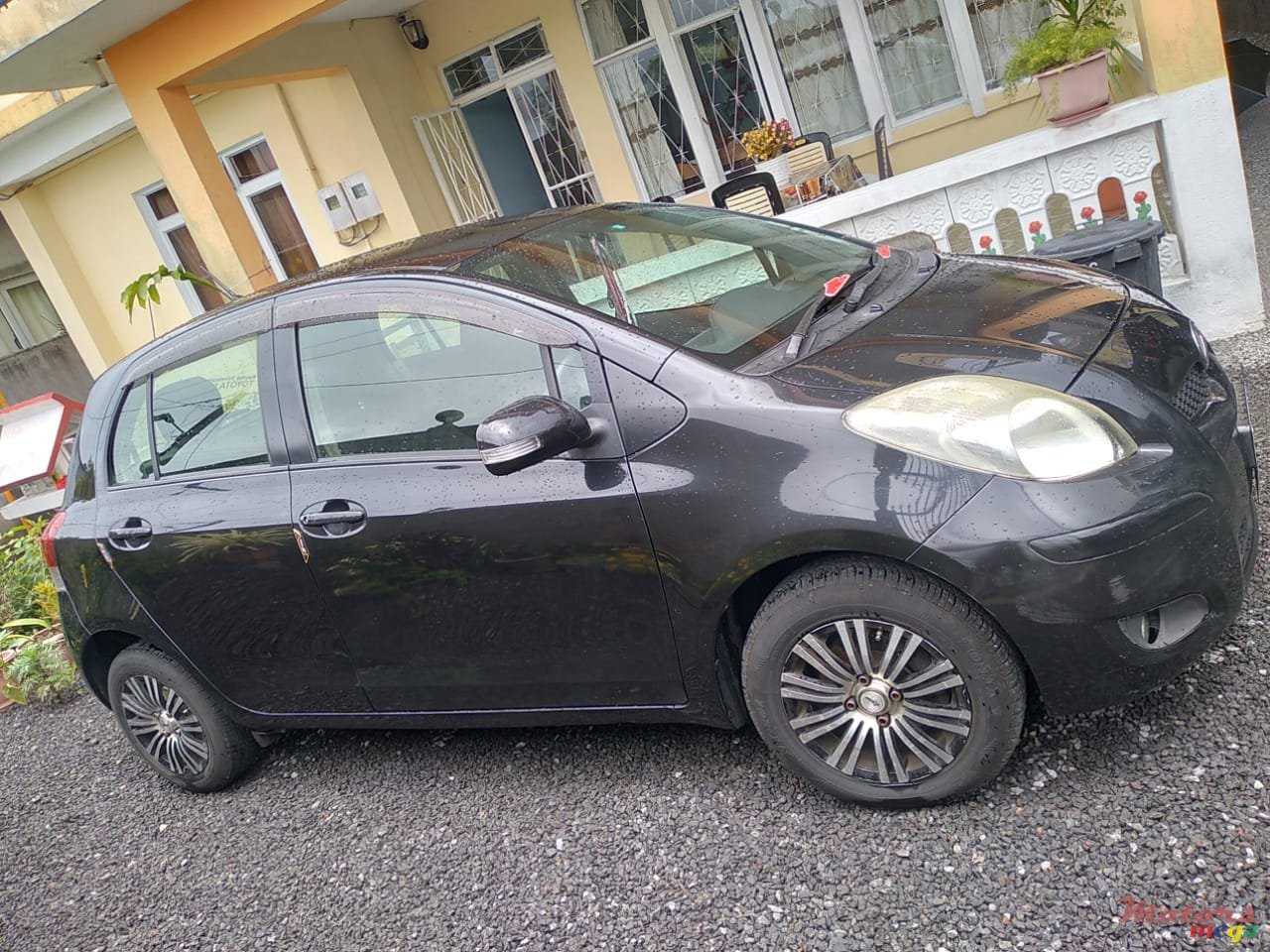 2010' Toyota Vitz photo #2
