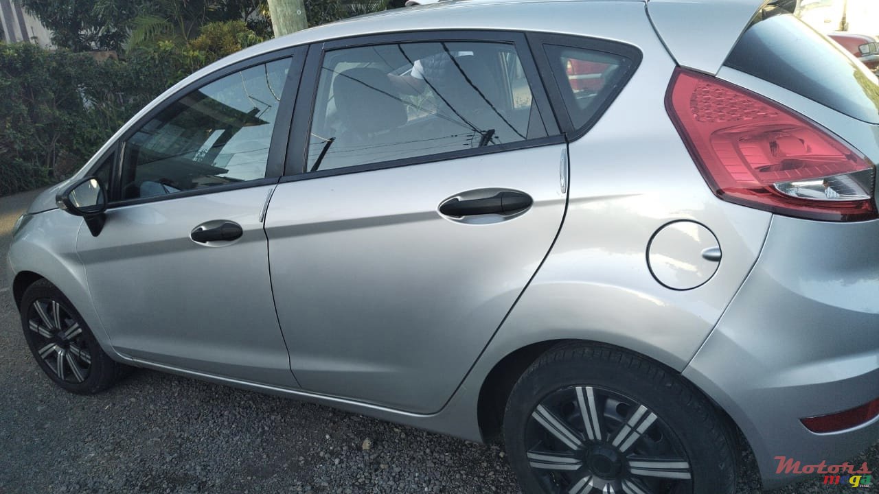 2012' Ford Fiesta photo #3