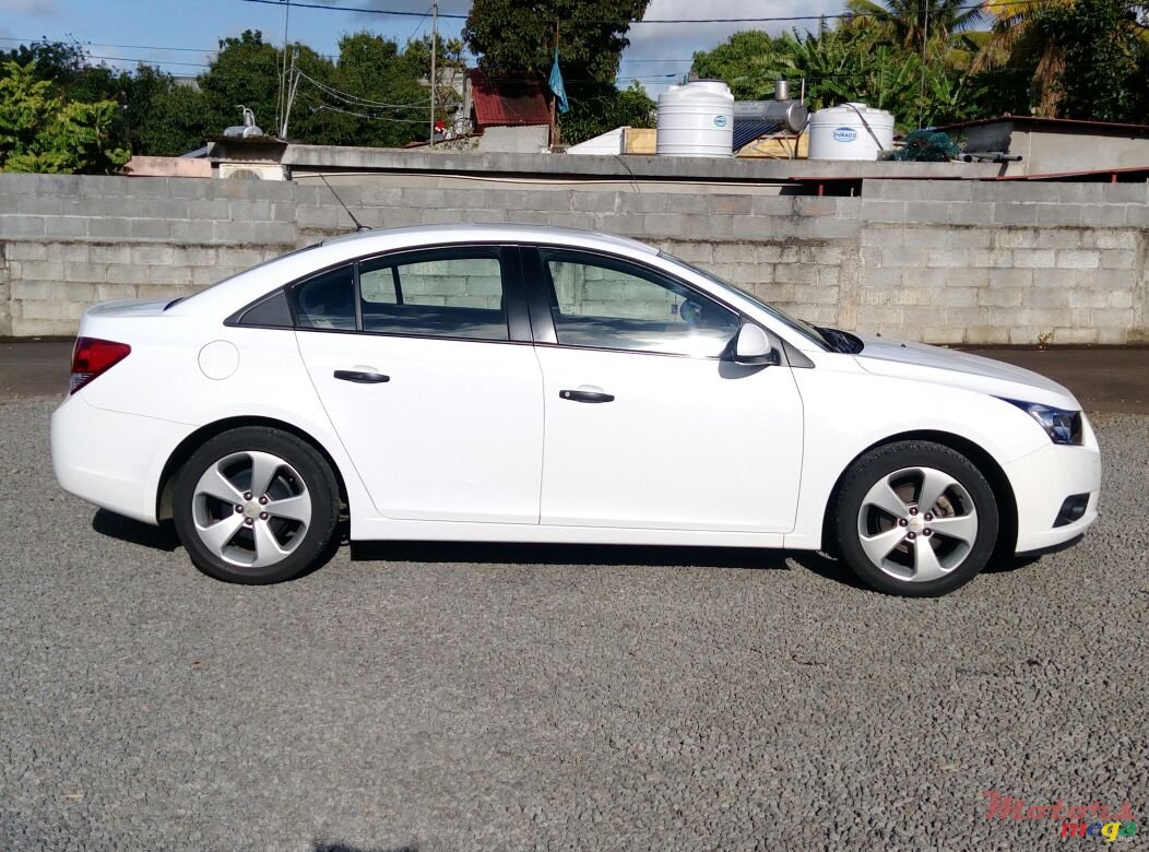 2011' Chevrolet Cruze photo #5