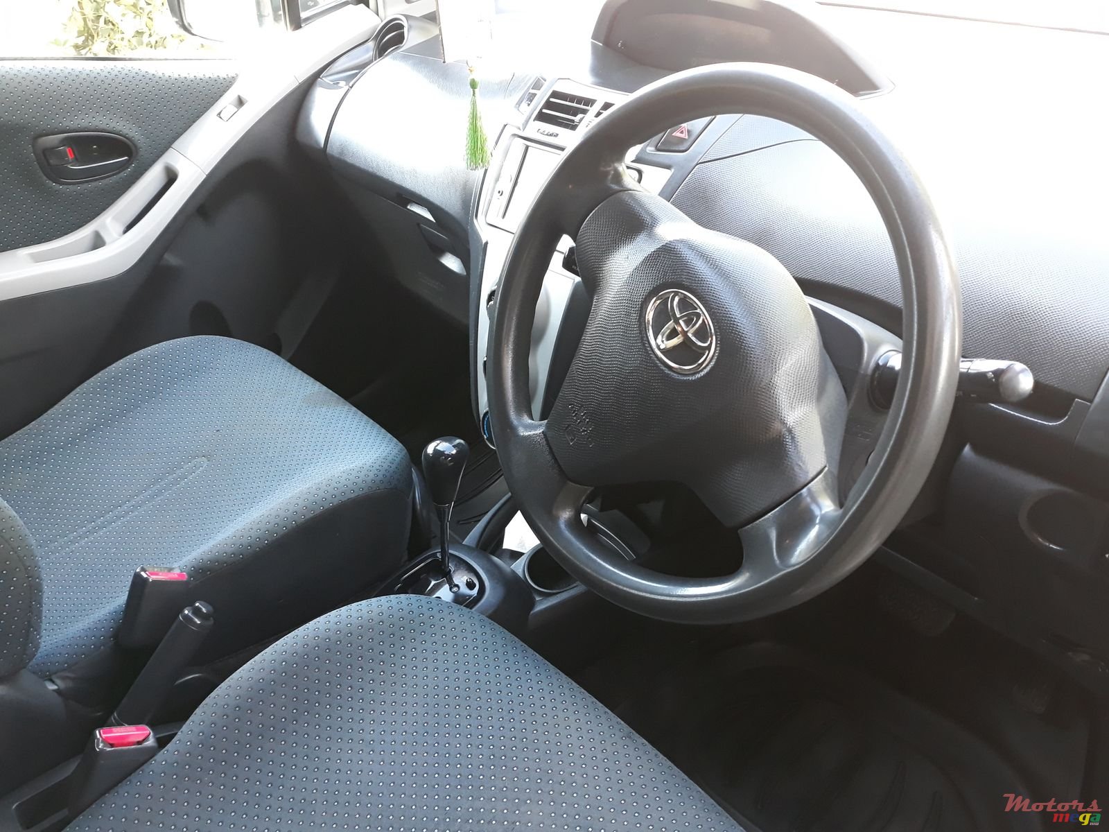 2006' Toyota Vitz photo #3