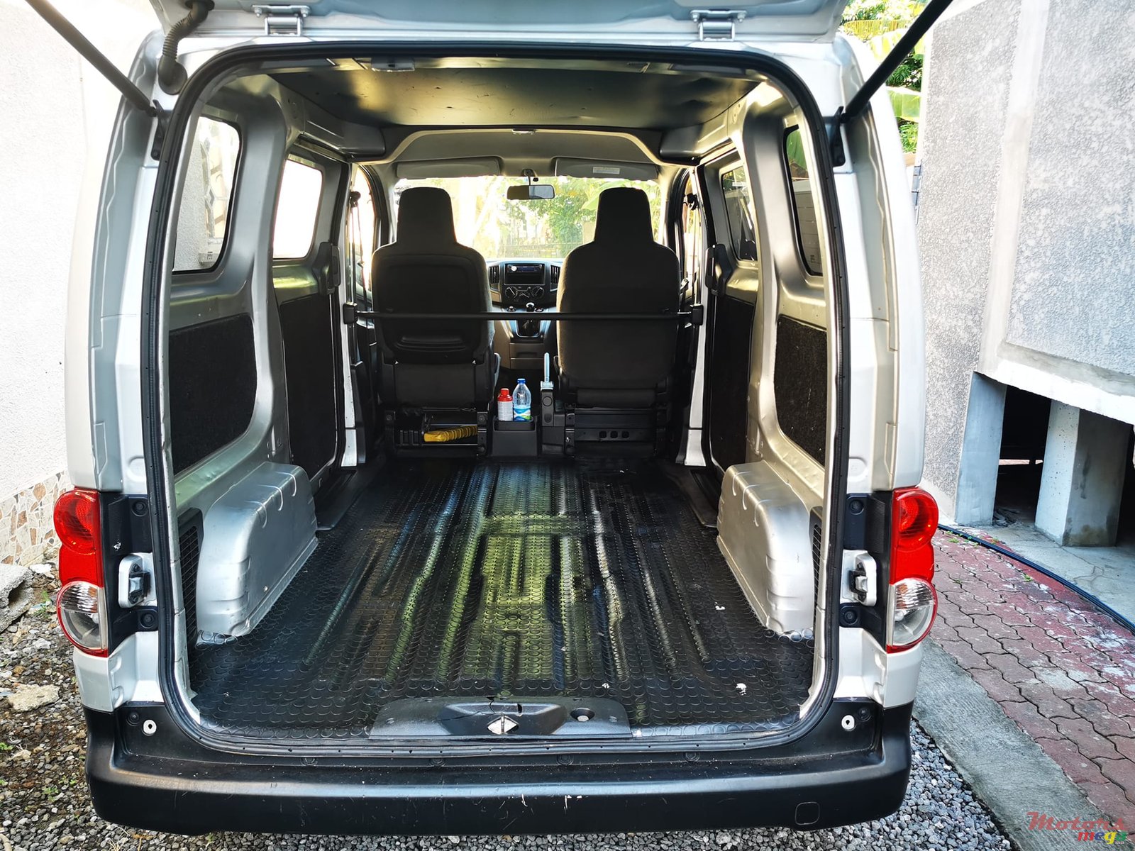 2011' Nissan NV200 Goods Vehicle photo #6