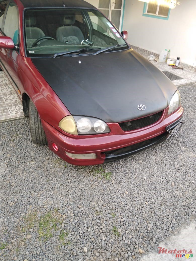 1999' Toyota Avensis photo #1