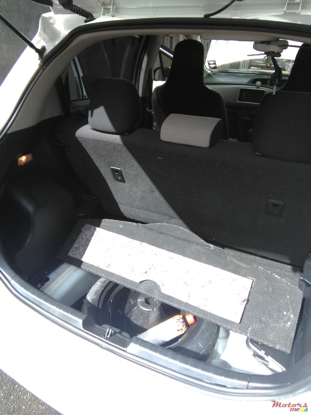 2011' Toyota Vitz photo #5