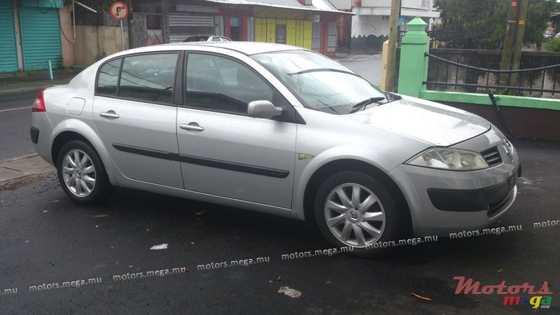 2004' Renault photo #1