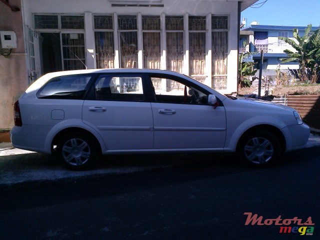 2009' Chevrolet Optra photo #2
