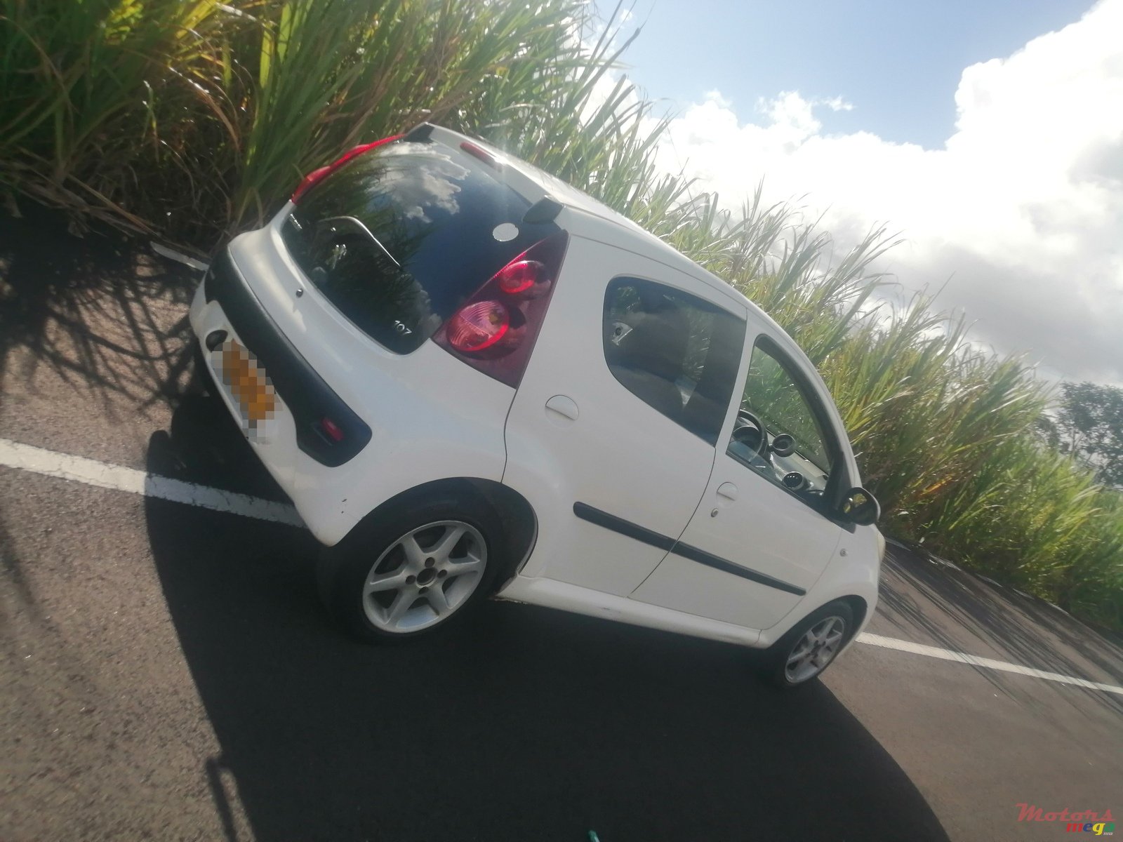 2012' Peugeot 107 photo #1