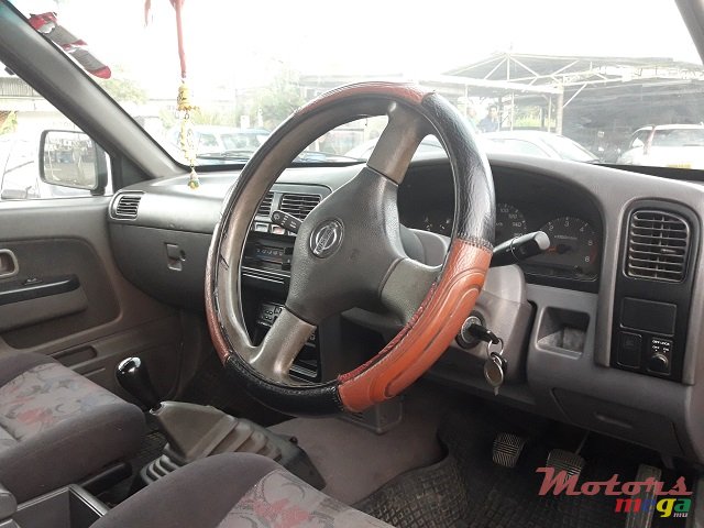 2000' Nissan 2x4 photo #7