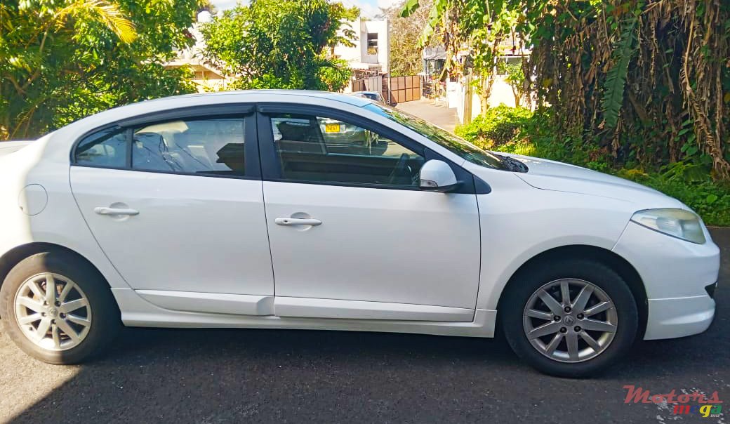 2012' Renault Fluence photo #3