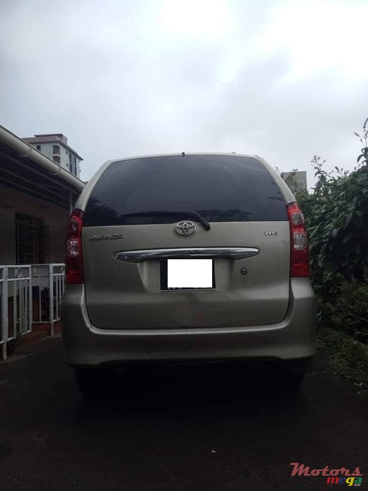 2009' Toyota Avanza photo #1