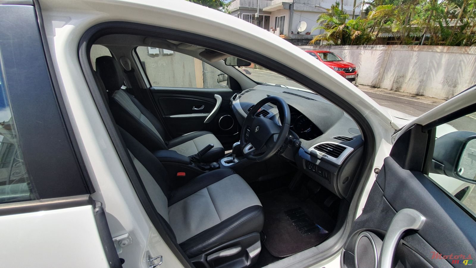 2011' Renault Fluence photo #3