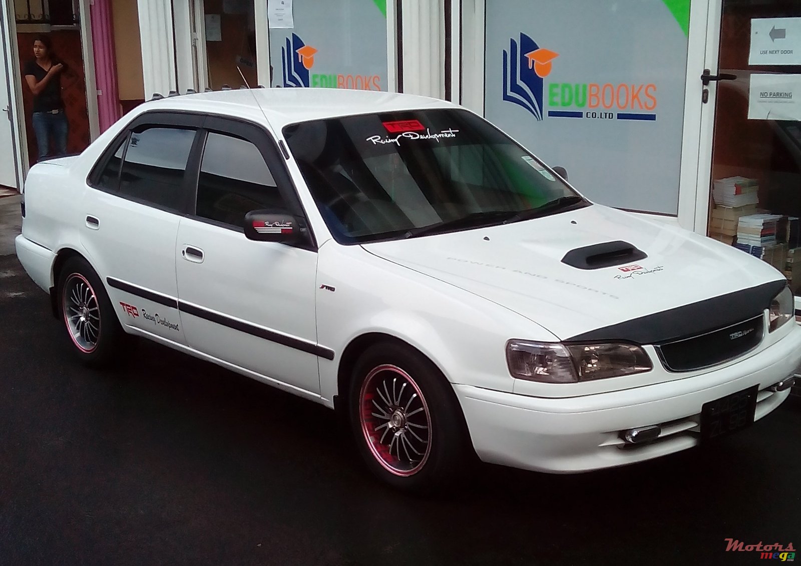 1998' Toyota Corolla Saloon photo #1