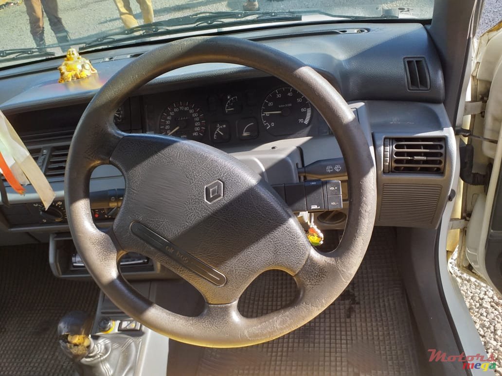 1996' Renault Clio photo #7
