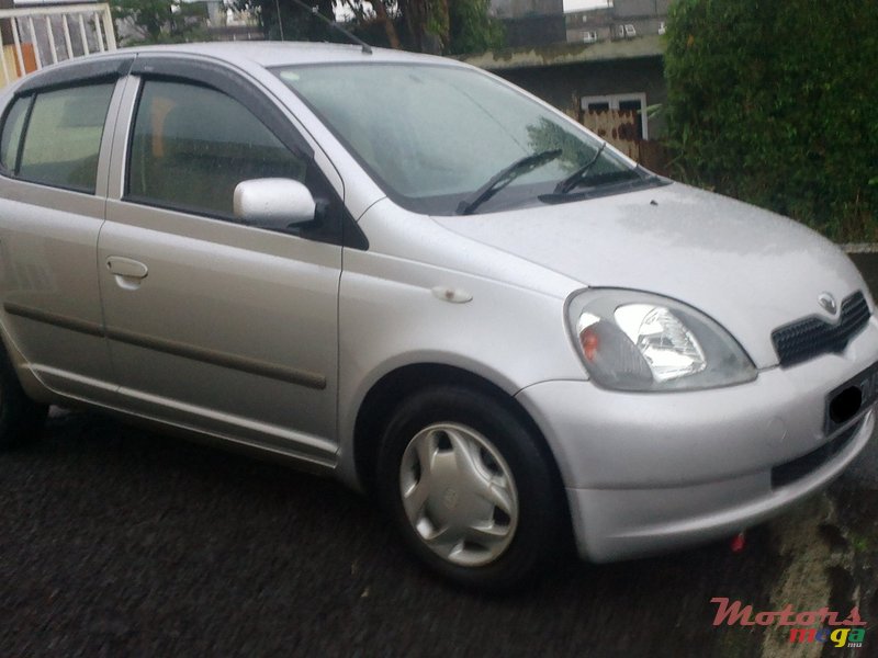 1999' Toyota Vitz photo #1