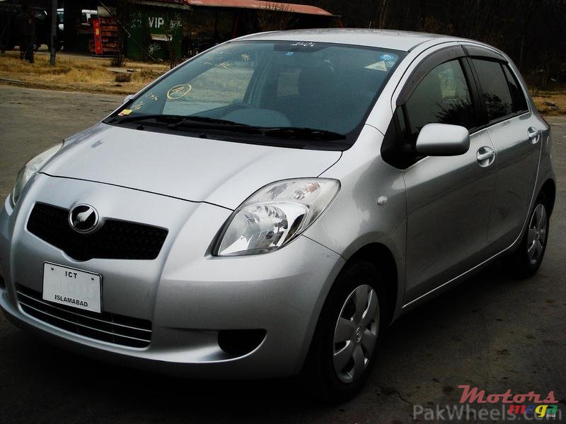 2006' Toyota Vitz photo #1