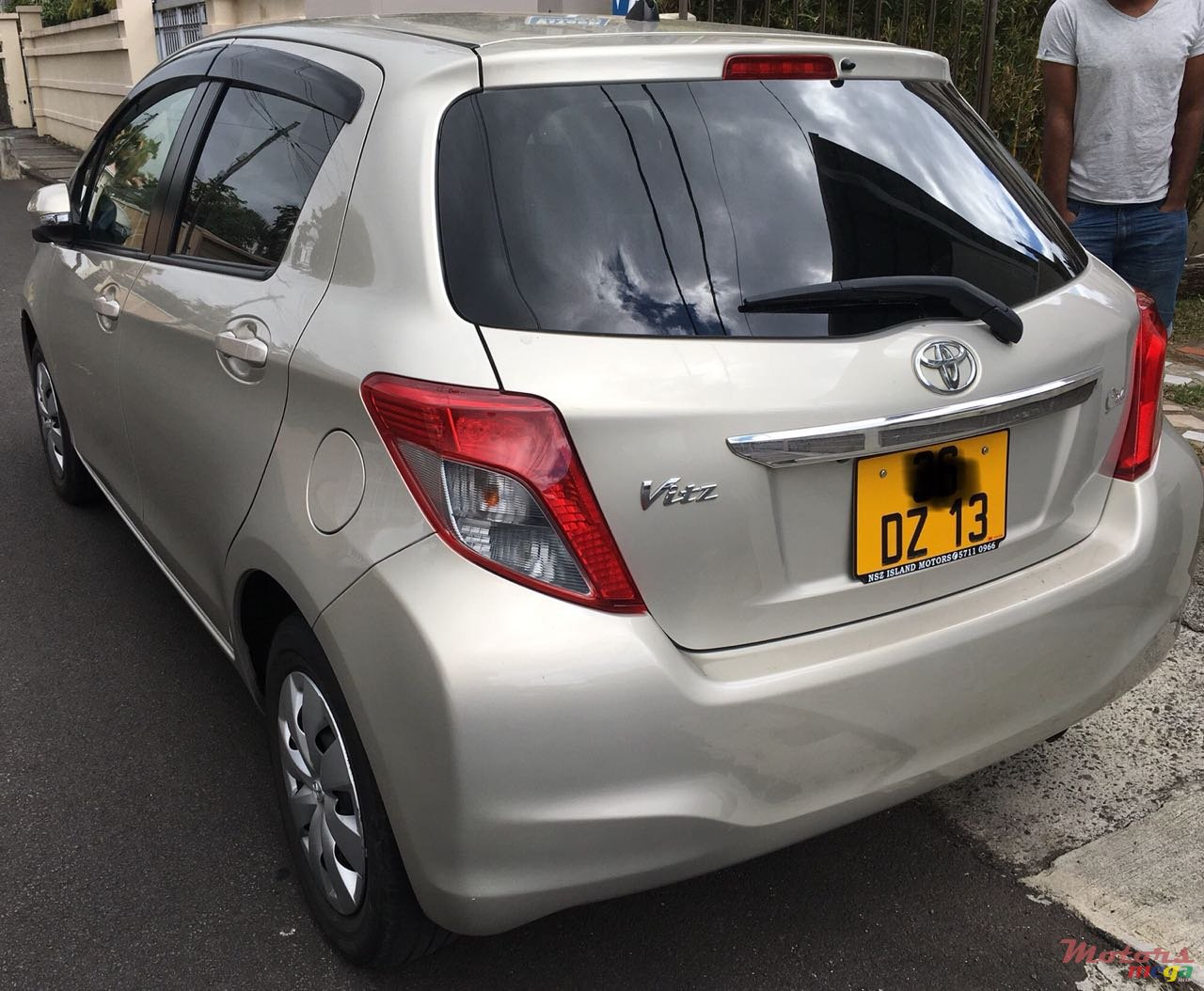 2013' Toyota Vitz full option photo #3