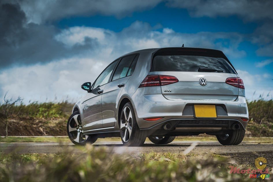 2014' Volkswagen Golf GTI photo #2