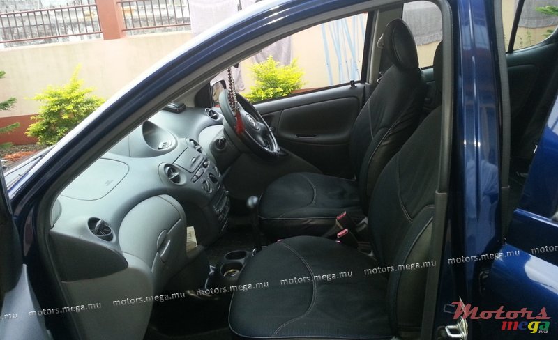 2002' Toyota Vitz photo #5