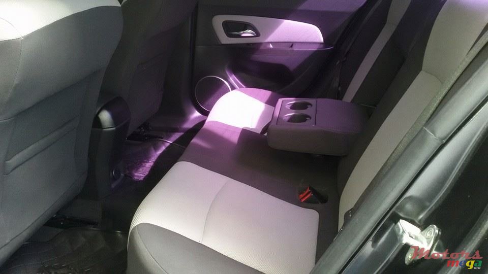 2011' Chevrolet Cruze photo #3