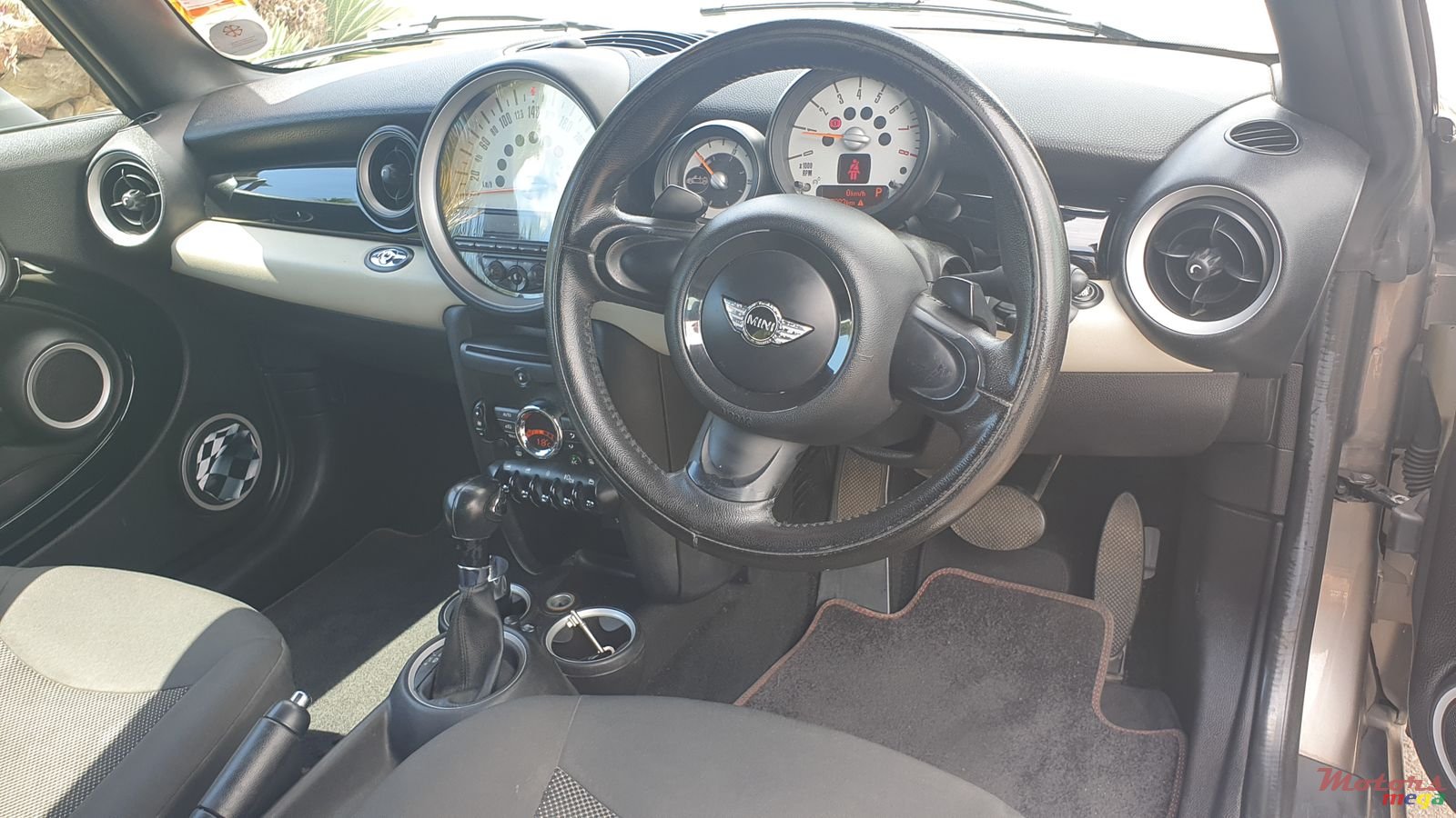 2014' MINI Cooper photo #3