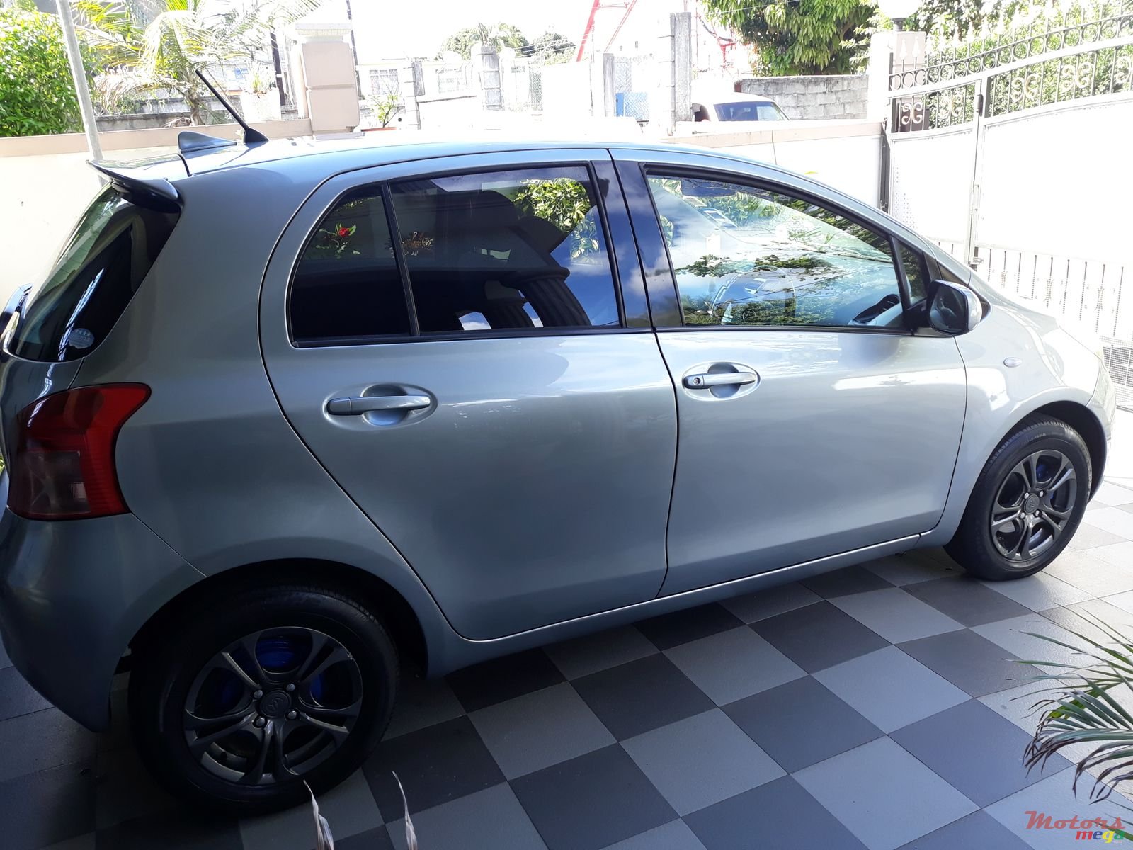 2006' Toyota Vitz photo #2