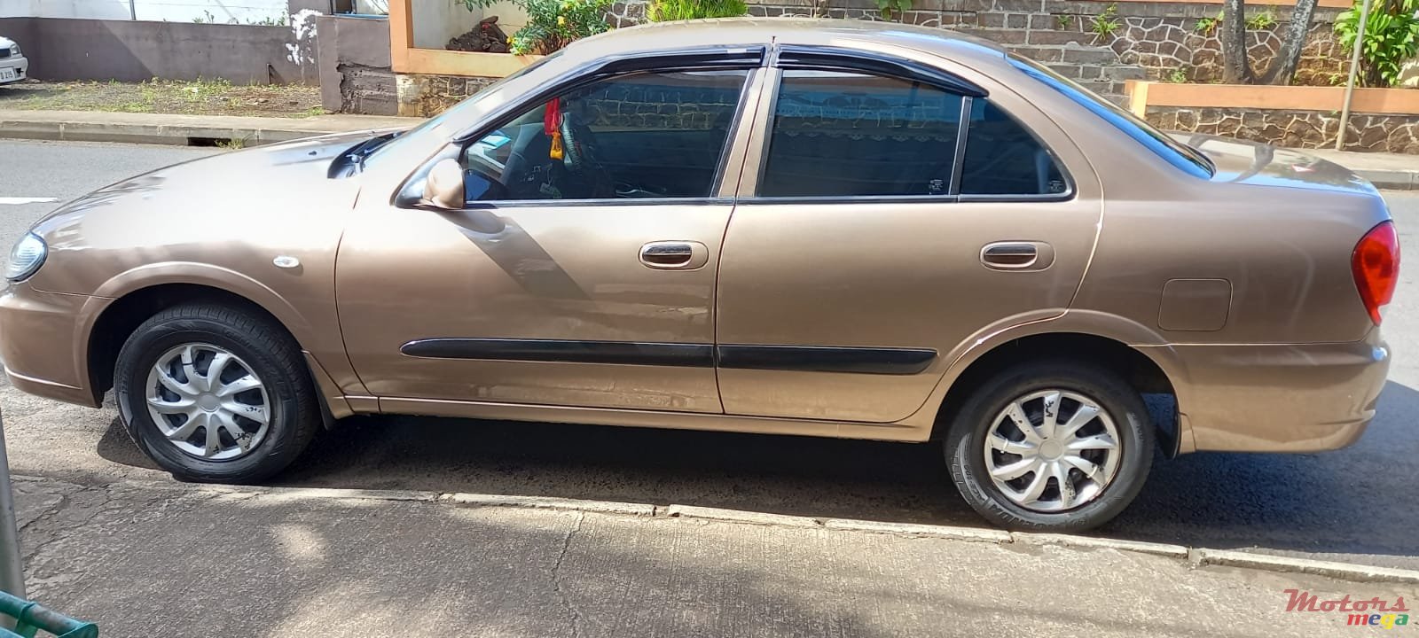 2012' Nissan photo #3