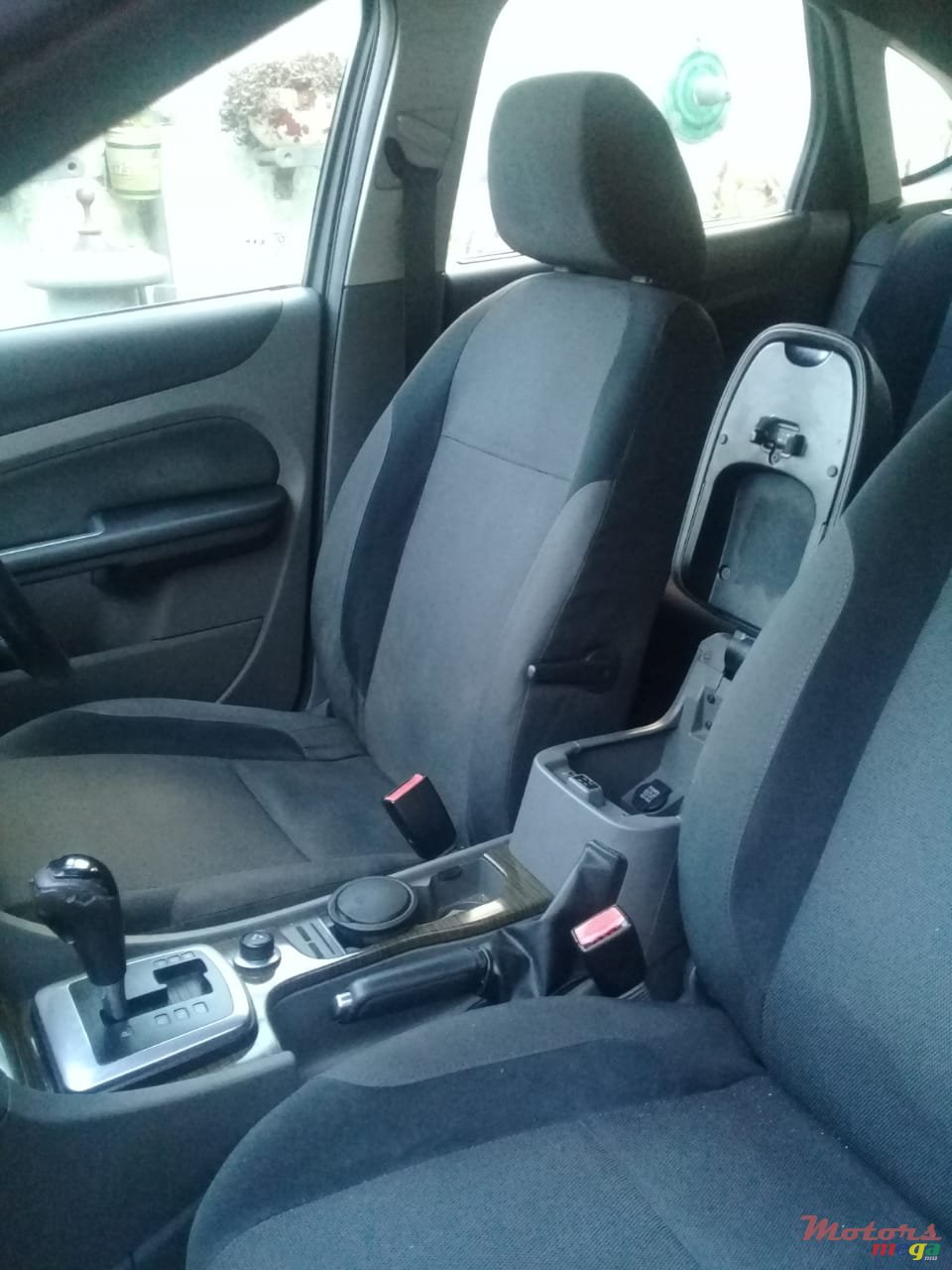 2009' Ford Focus Hatchback photo #1