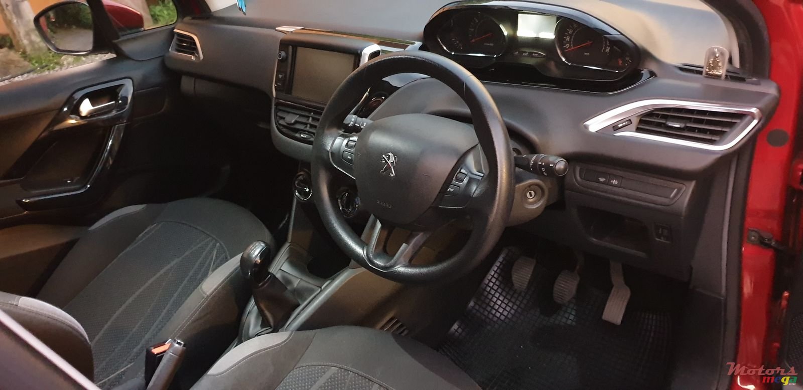 2013' Peugeot 208 photo #4