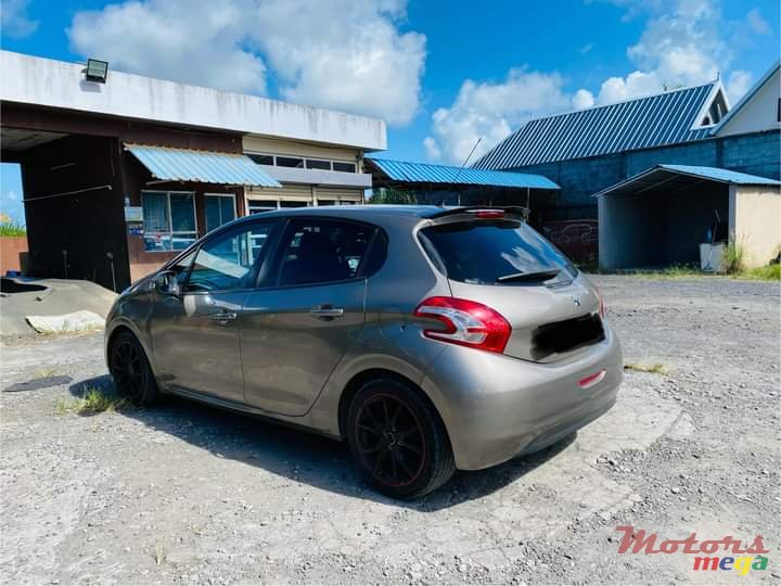 2013' Peugeot 208 photo #1