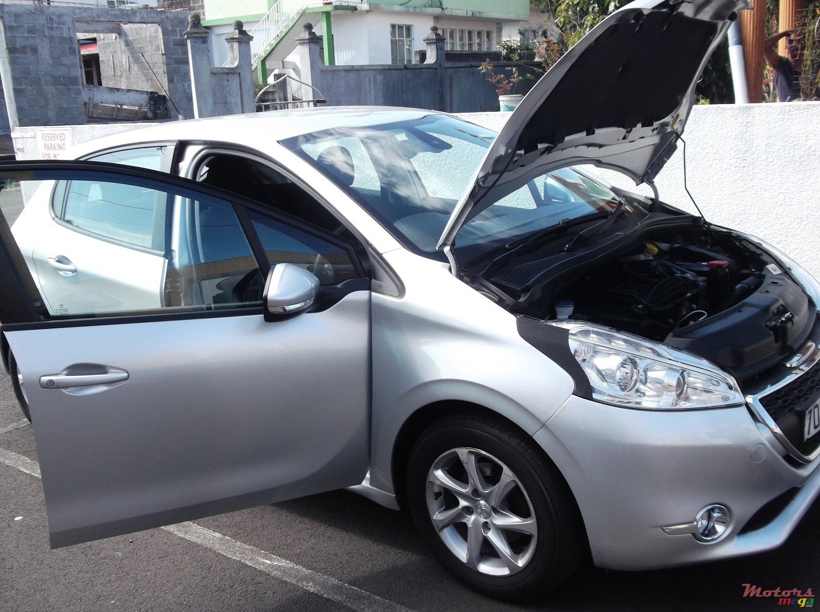 2013' Peugeot 208 photo #3