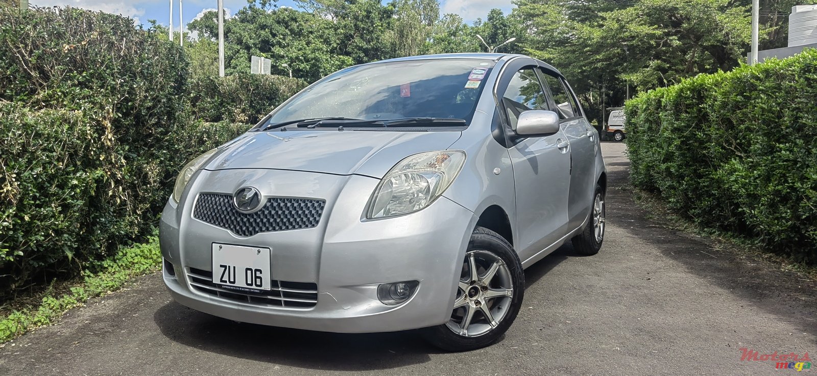 2006' Toyota Vitz photo #2