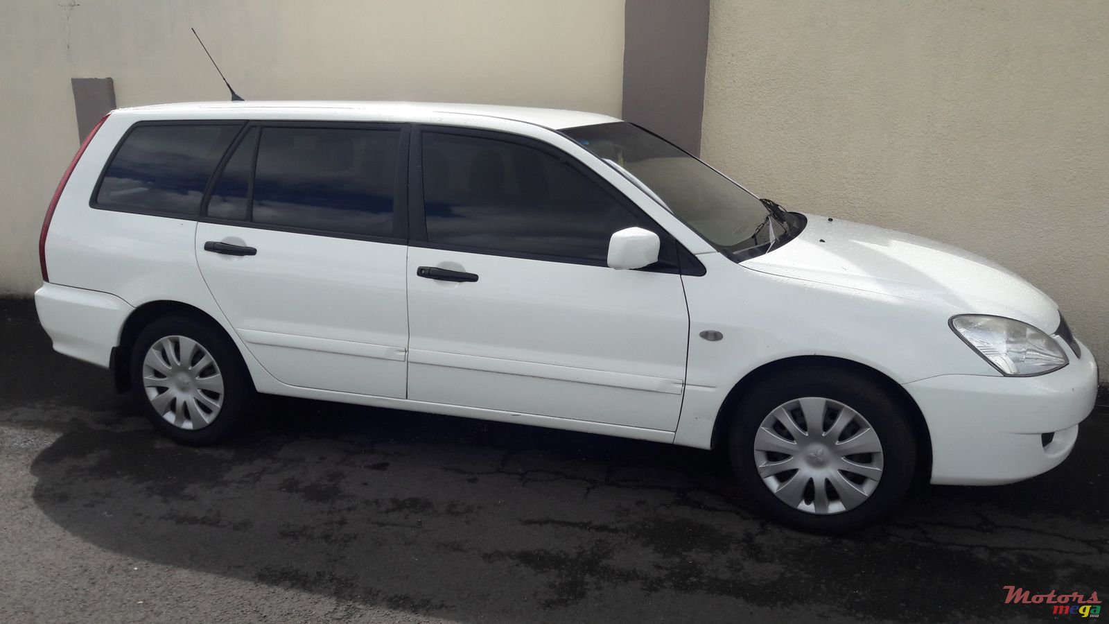 2008' Mitsubishi Lancer Station wagon photo #1