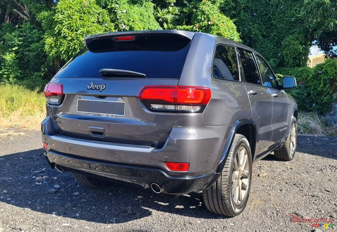 2018' Jeep Grand Cherokee photo #3