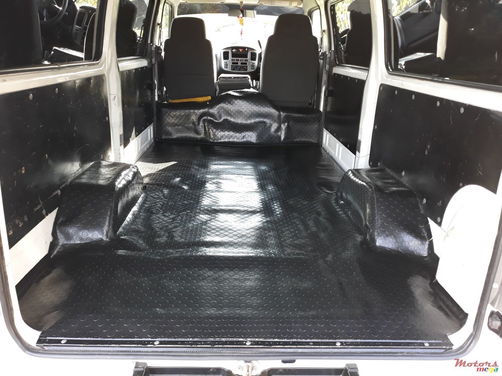 2011' Nissan photo #1