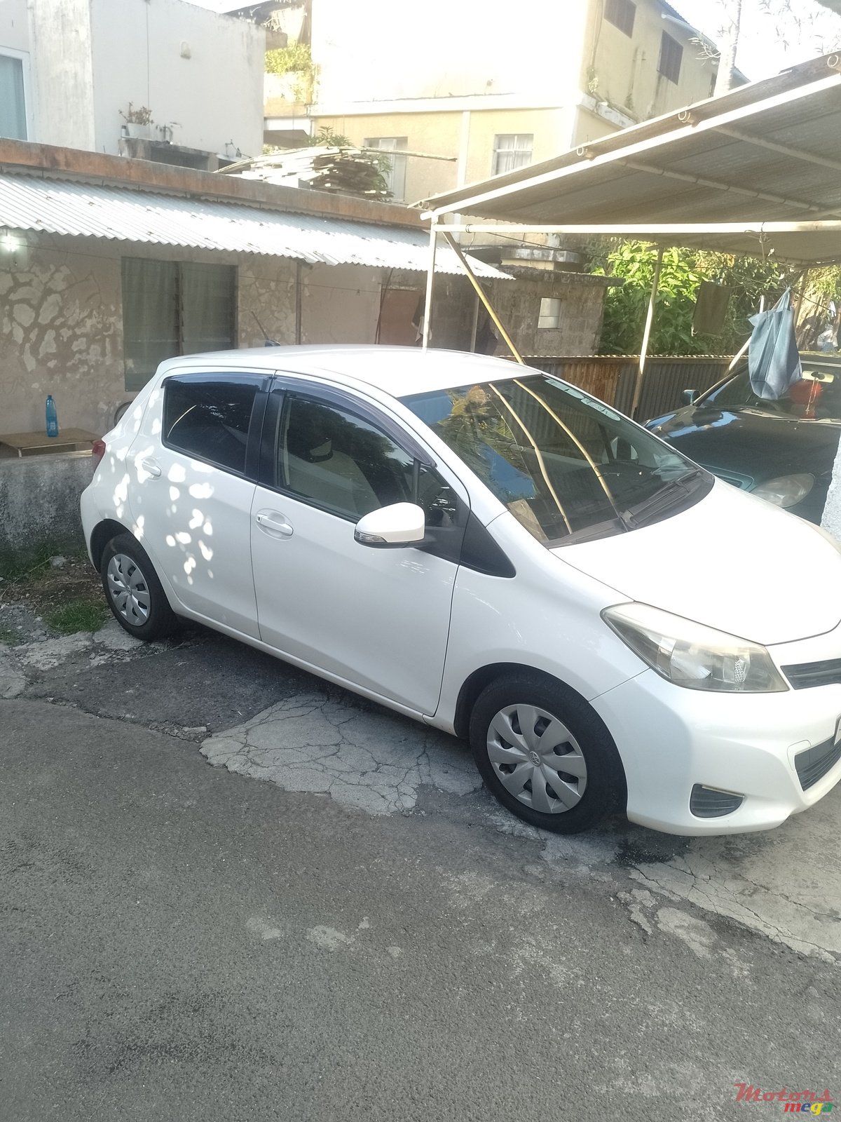 2011' Toyota Vitz photo #2