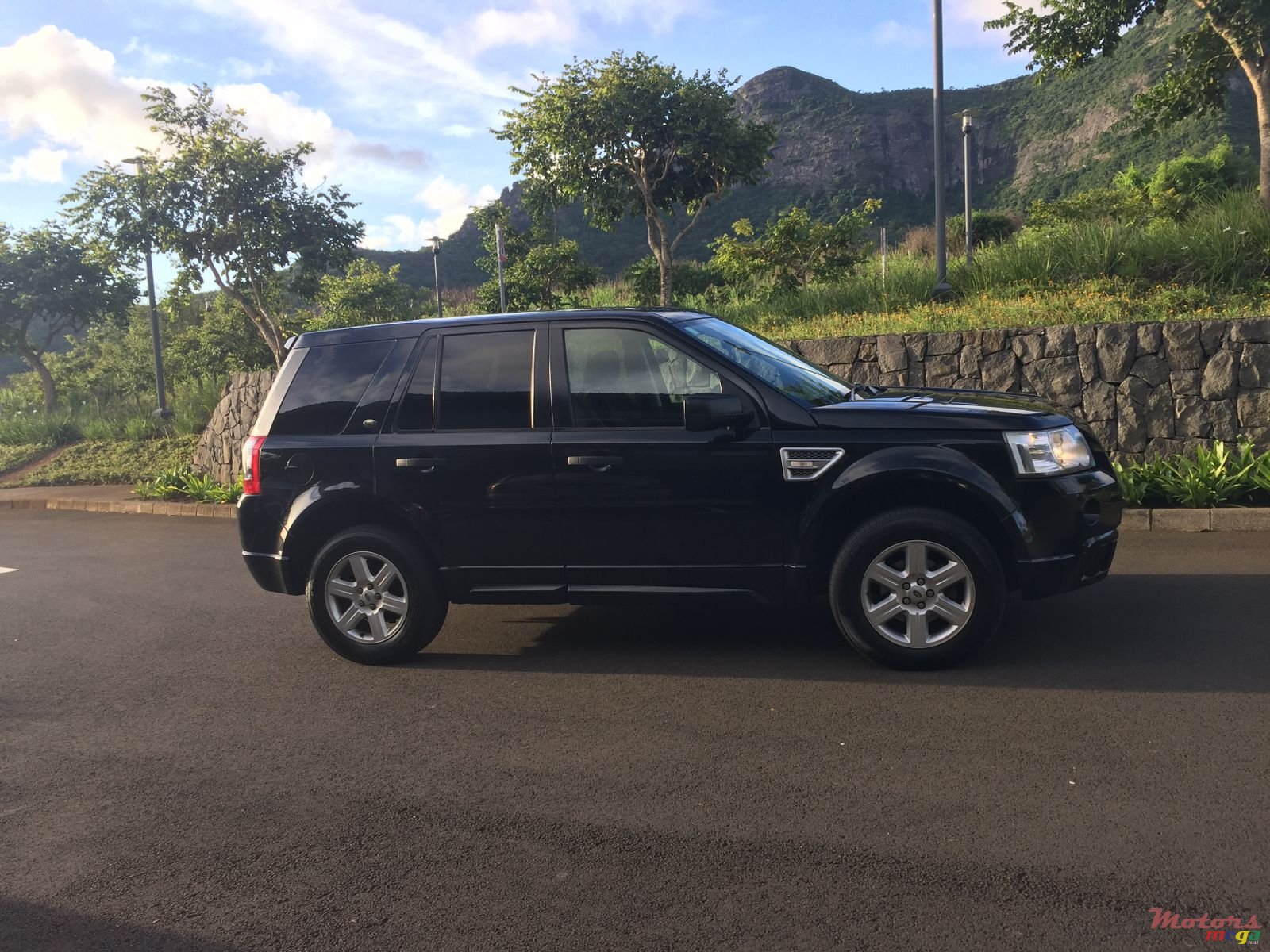 2011' Land Rover Freelander Model Jeep photo #3