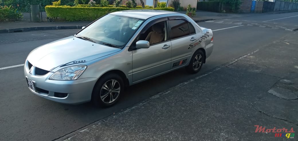 2005' Mitsubishi Lancer photo #2