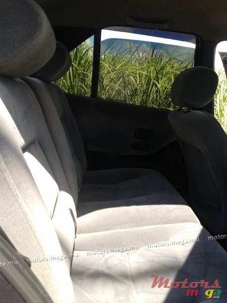 2001' Peugeot photo #5