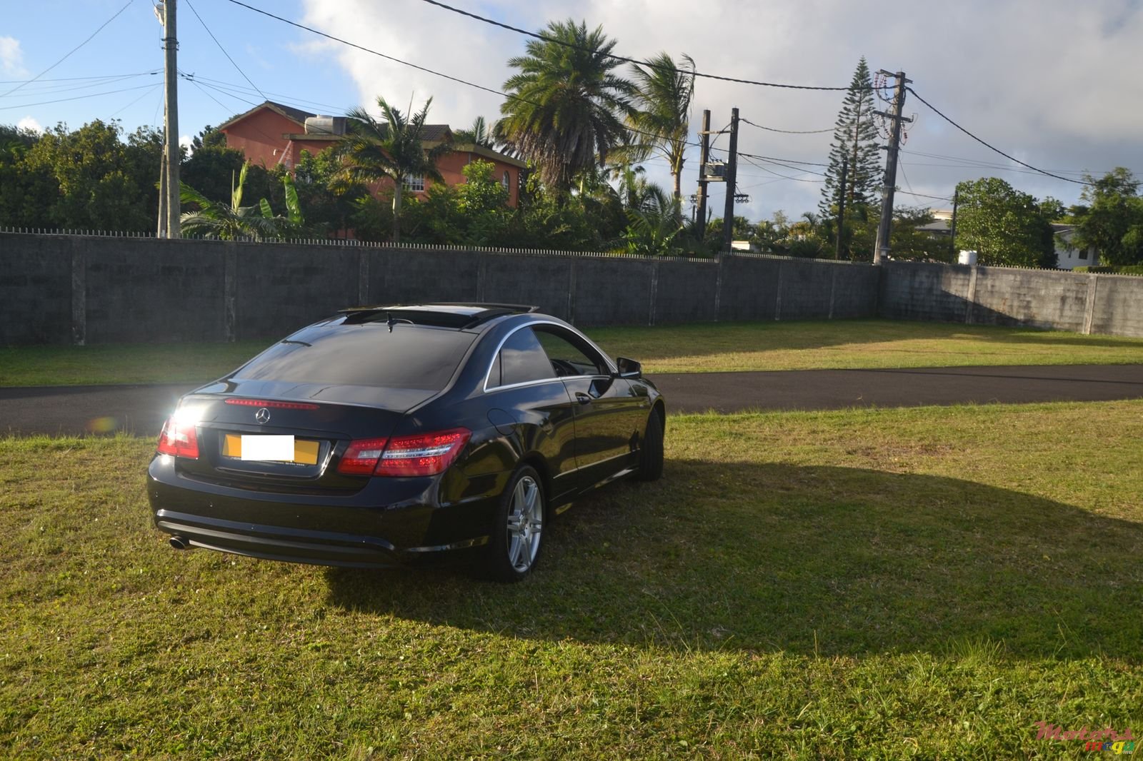 2011' Mercedes-Benz E250 Coupe photo #3