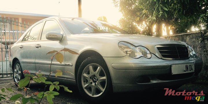 2004' Mercedes-Benz C-Class photo #2