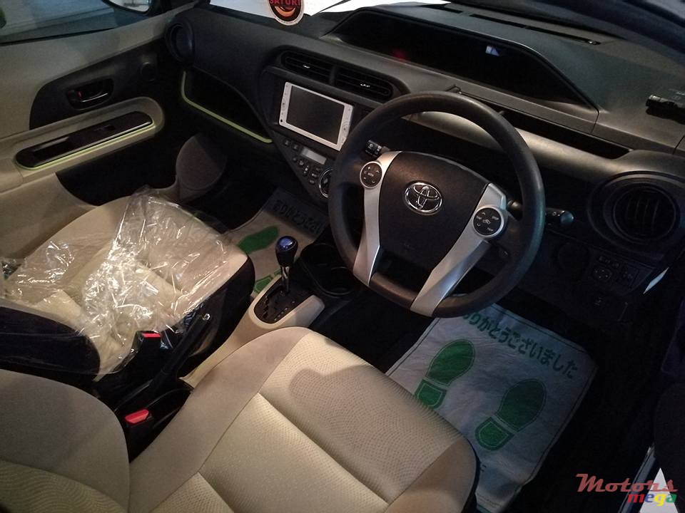 2014' Toyota Prius c photo #4