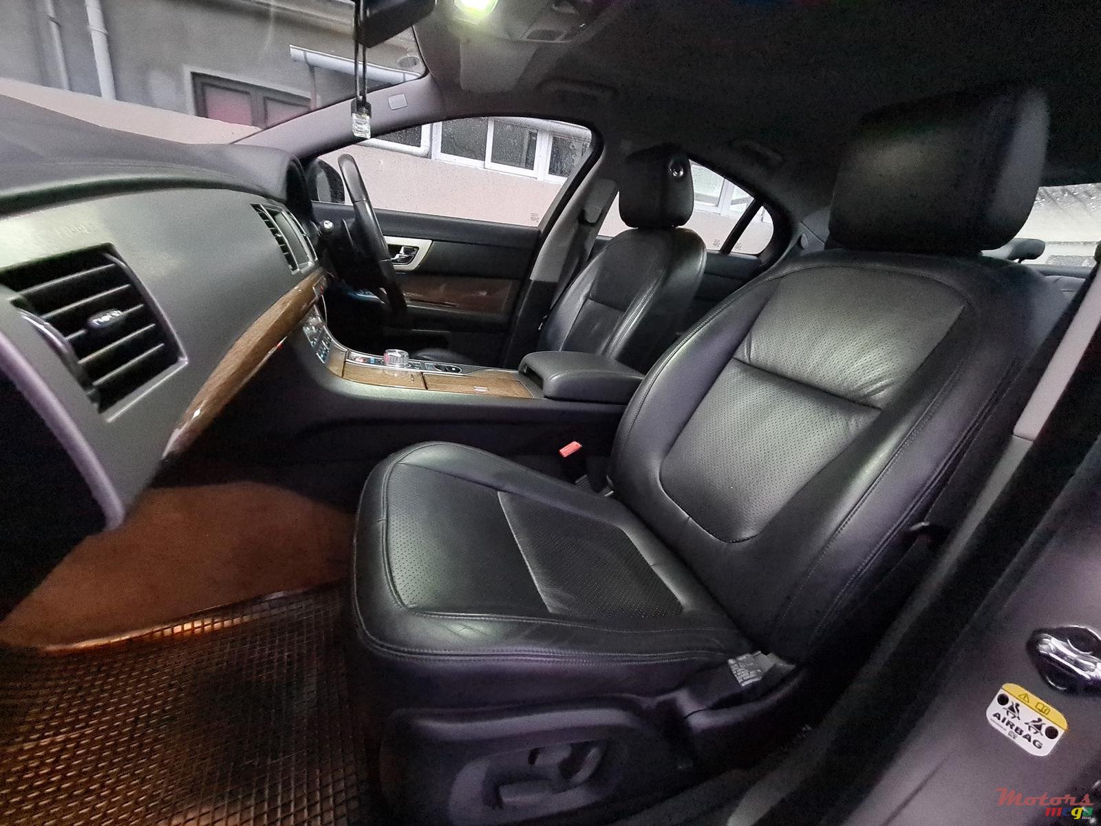 2010' Jaguar Xf S photo #7