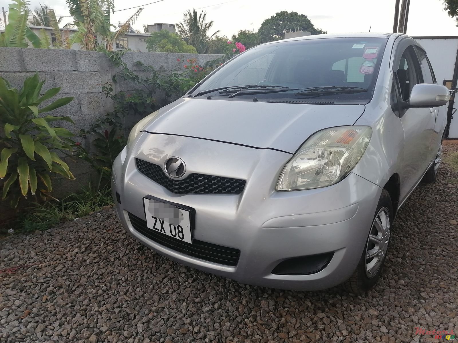 2008' Toyota Vitz photo #1