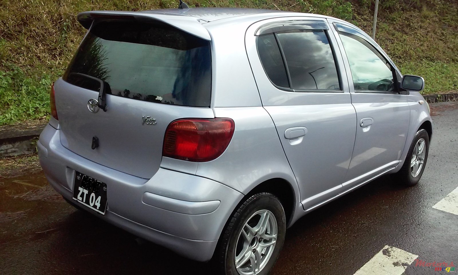 2004' Toyota Vitz photo #2