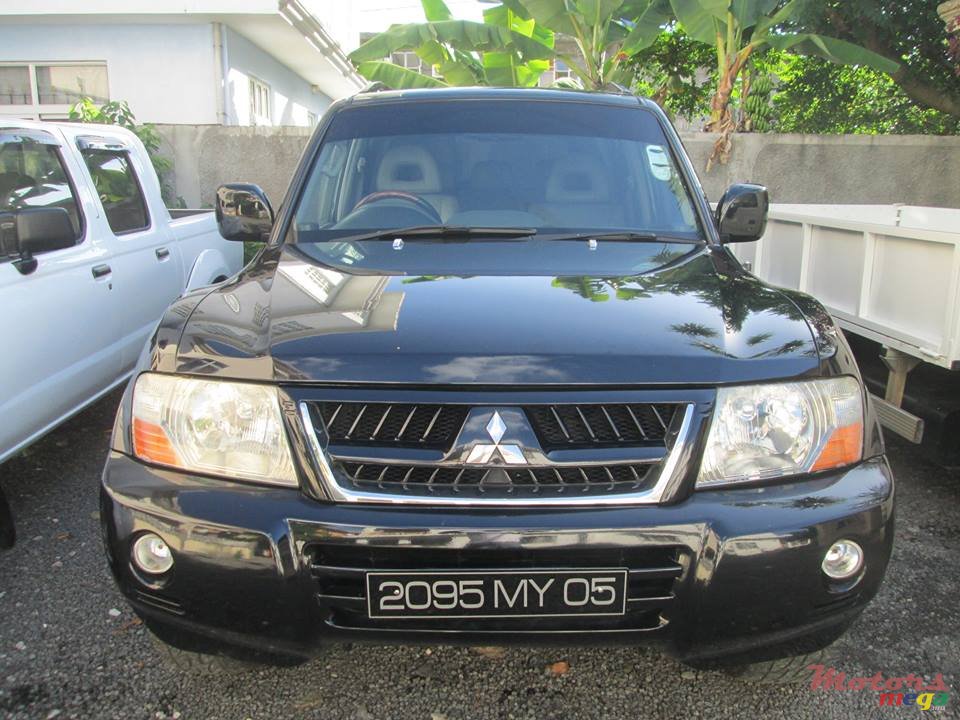 2005' Mitsubishi Pajero GLS 2.8 photo #1