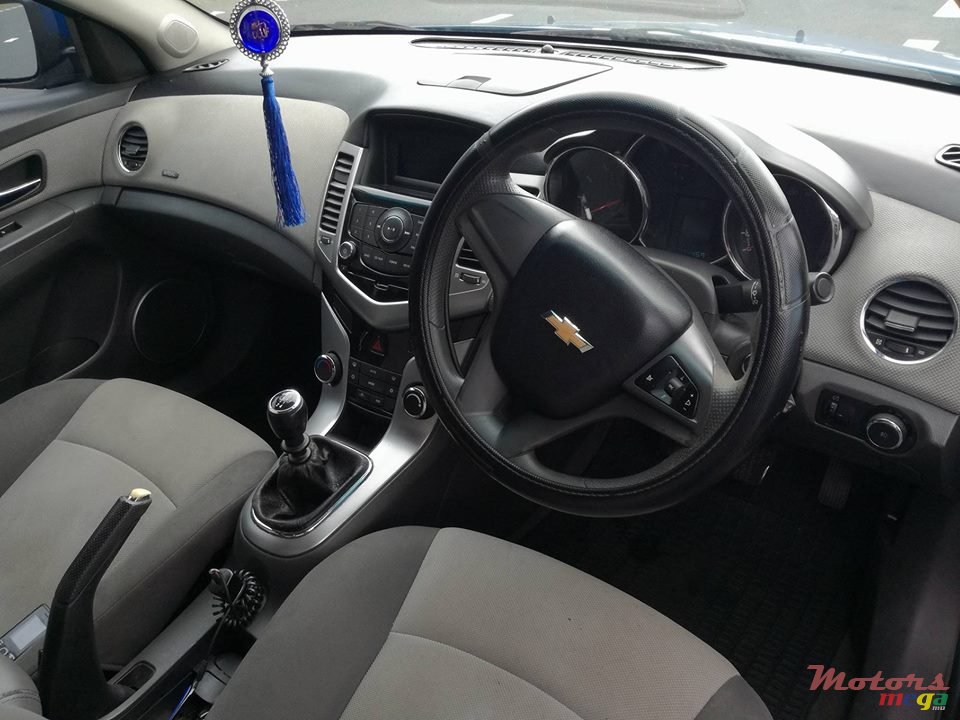 2010' Chevrolet Cruze LT photo #6