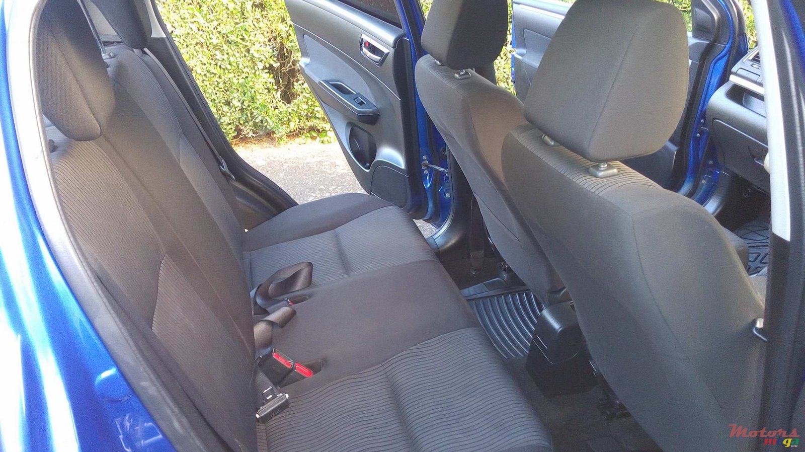 2010' Suzuki Swift photo #5