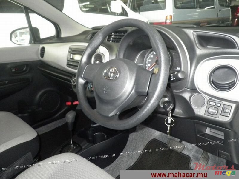 2011' Nissan Vitz photo #4