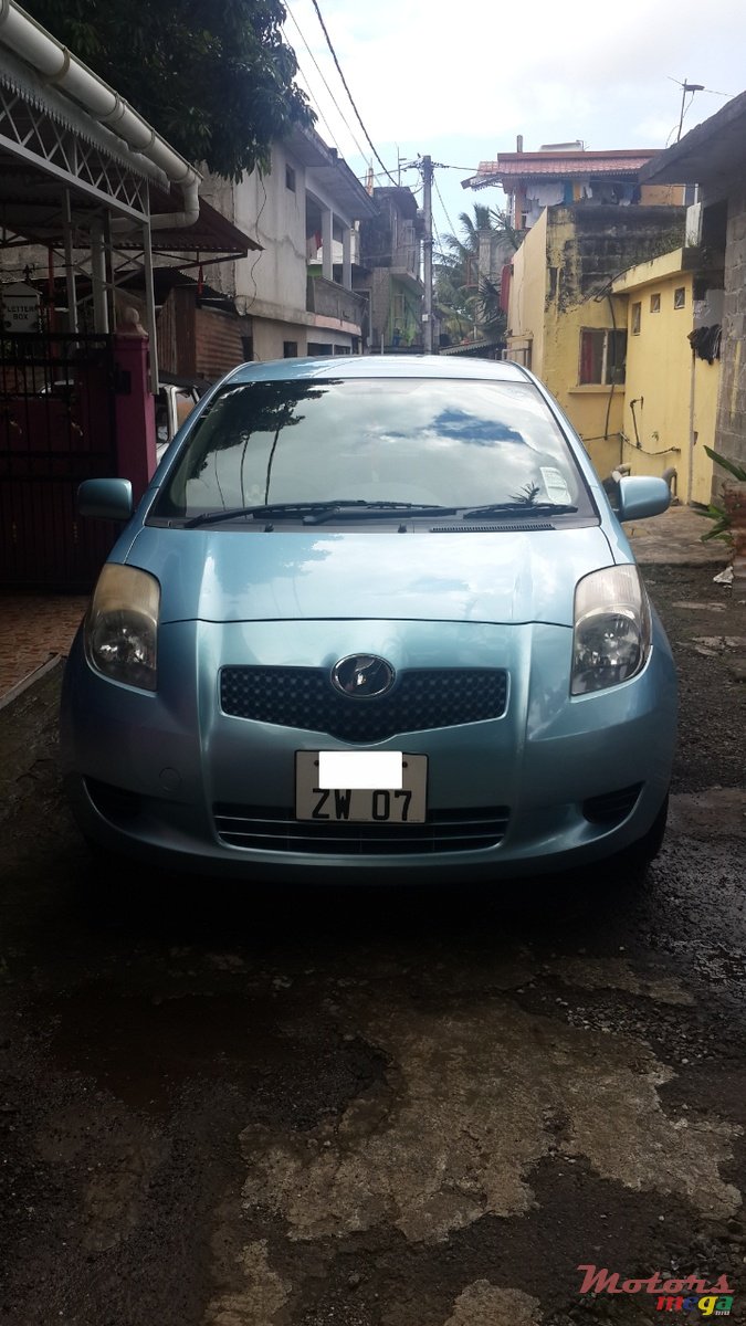 2007' Toyota Vitz photo #1